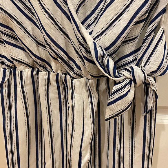 NWT Everly romper, white with navy blue stripes. - Picture 4 of 4